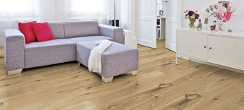 Ecksofa auf rustikalem hellen Holz mit Astlöchern