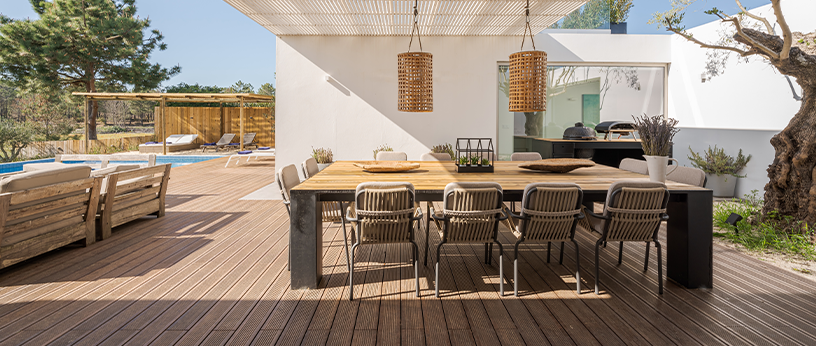 Bangkirai-Terrasse mit großem Tisch und Stühlen