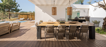 Bangkirai-Terrasse mit großem Tisch und Stühlen